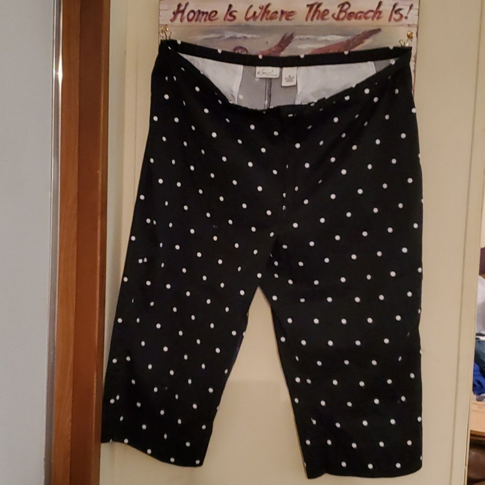 🤑black with white polka dots capris size 16